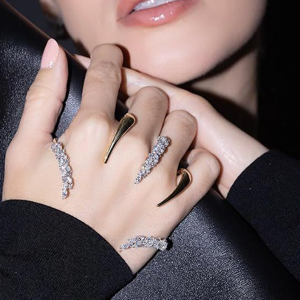 Women Formal Wear Look - エッジの効いた小麦型クリスタルオープンバングル – 調節可能で重ね着けもできるデザインで、大胆で華やかな装いに最適、日常使いやフォーマルな場にもぴったり