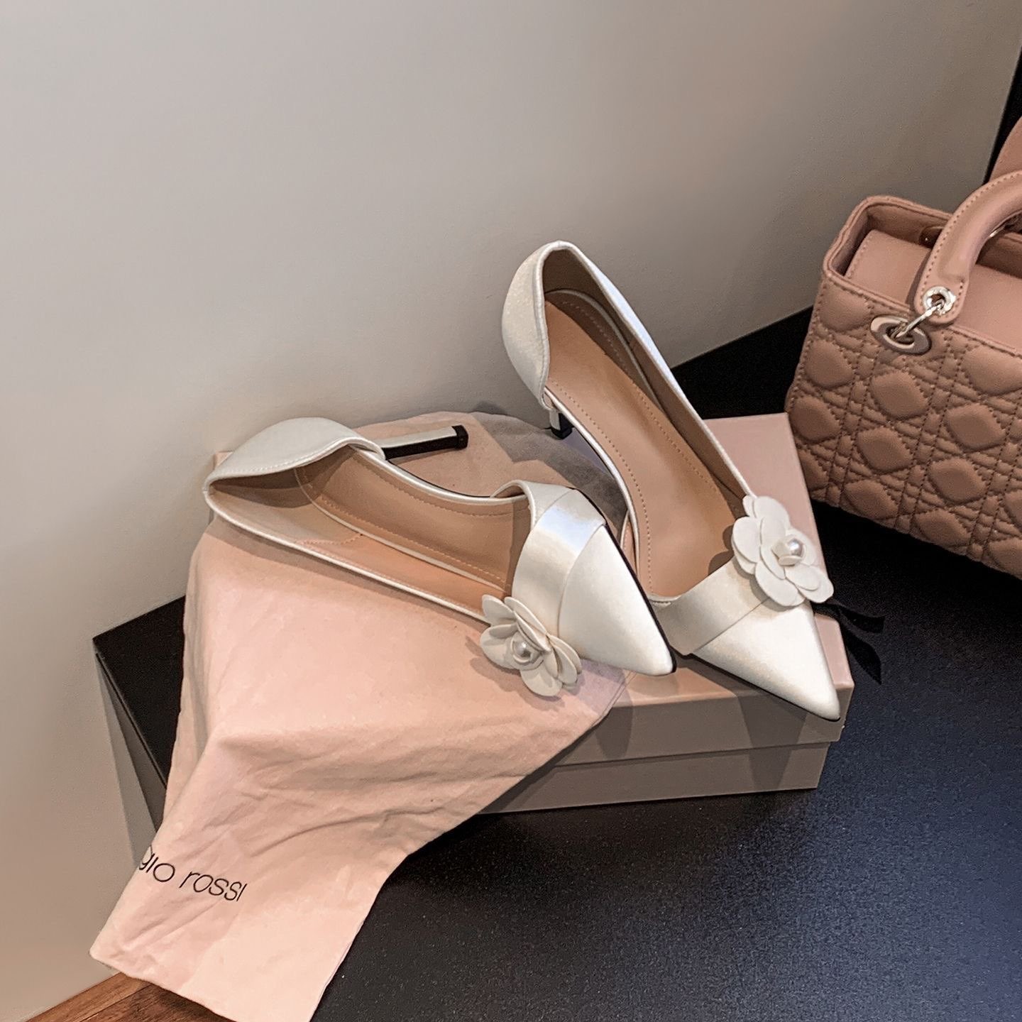 サテンポインテッドスティレットパンプス レディース 花柄パー - Women Formal Wear Footwear のレビューと価格