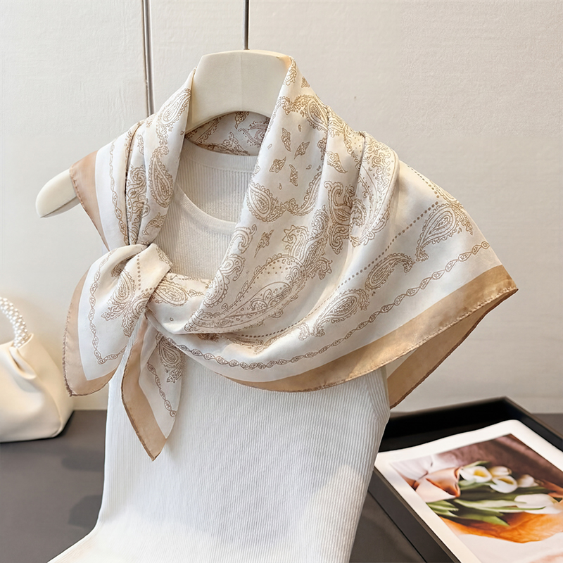 ヴィンテージベージュペイズリープリントスクエアスカーフサテン - Scarf Silk Neck のレビューと価格