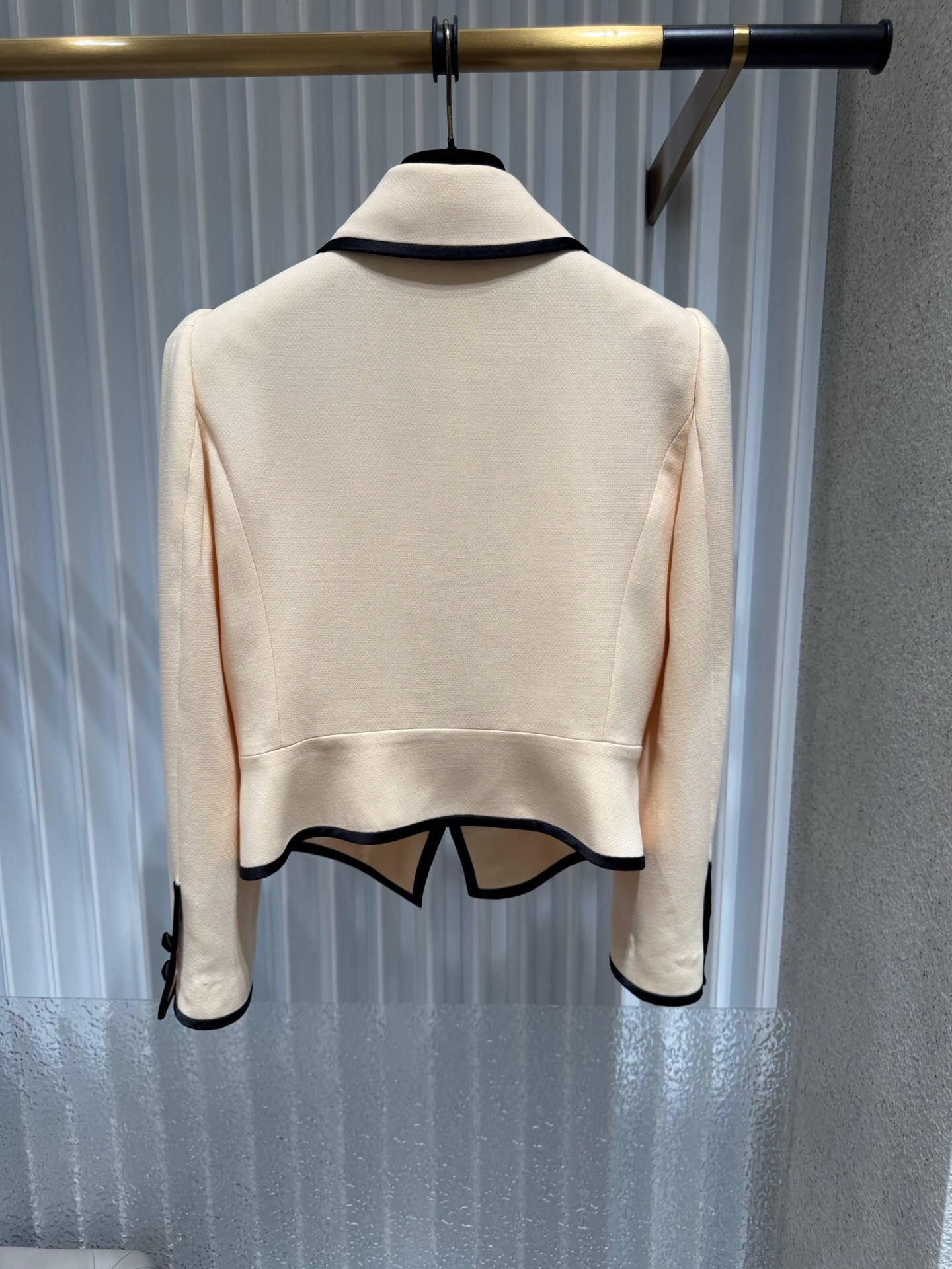 ⁠ 100%ピュアウール ブラック エレガント ボウタイカラ - Tailored Coat Wool のレビューと価格
